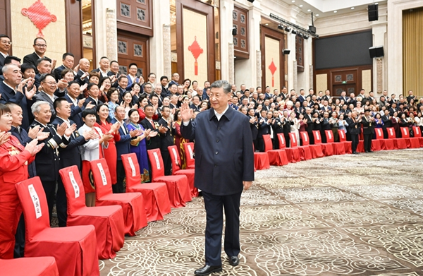习近平接见新疆各族各界代表
